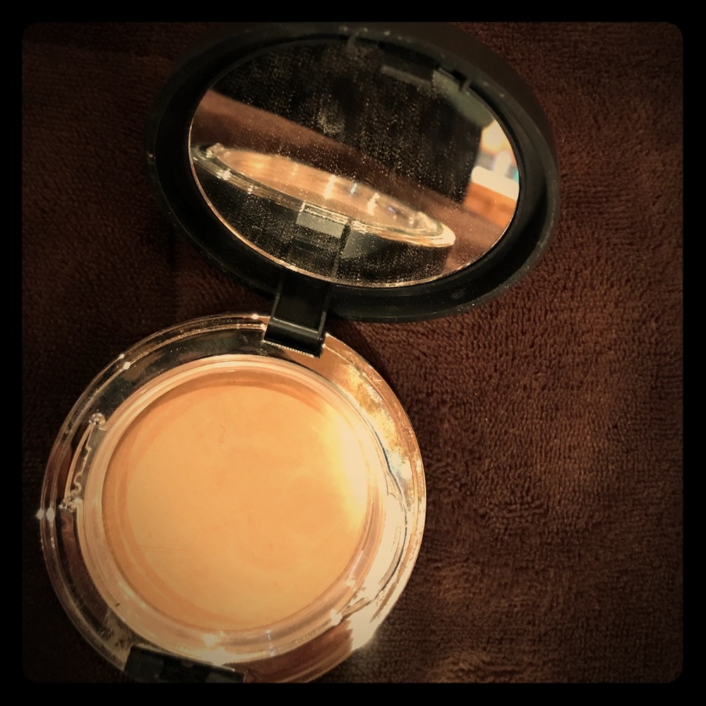 Younique Touch pressed powder